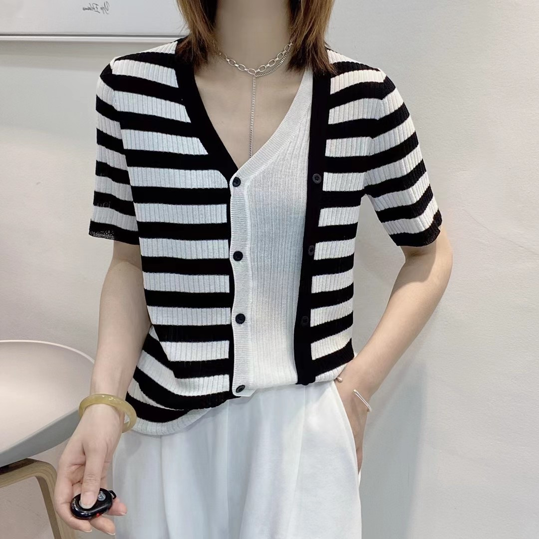 Design sense black and white contrast fake two piece top 2021 summer women's wear show thin V-neck short sleeve linen knitted cardigan