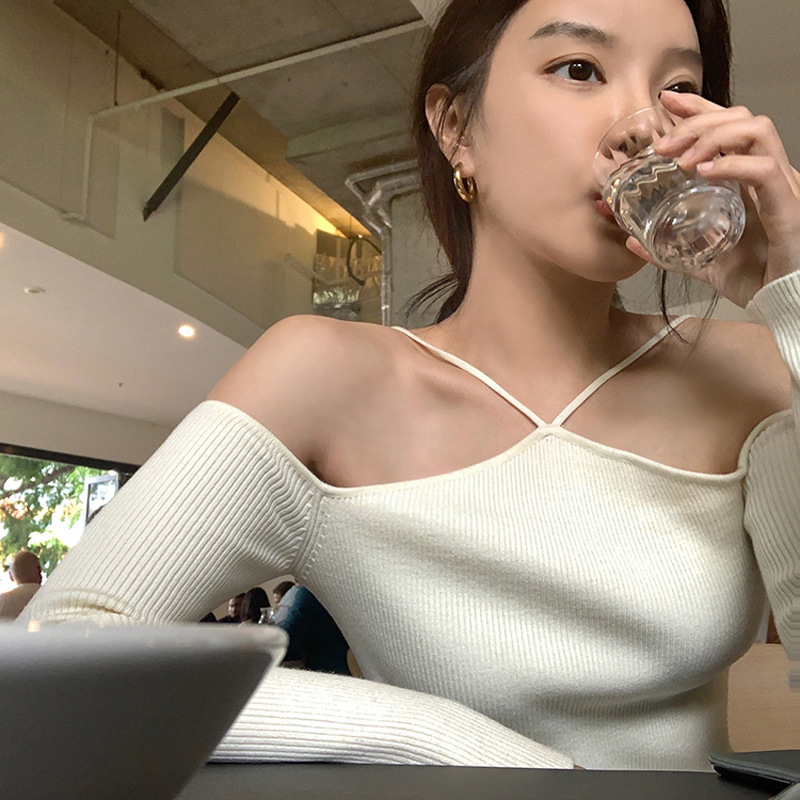 Fragrant neck off shoulder thin shoulder strap small sweater heart machine short hanging neck Knitted Top Women's black and white