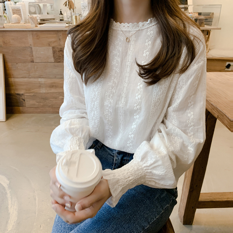 Lantern sleeve lace bottoming shirt women's inner wear spring 2022 Korean version stitching round neck shirt Western style long-sleeved top