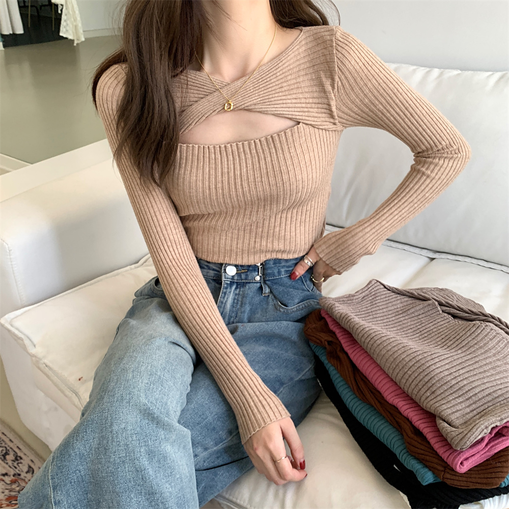 Design sense hollow long-sleeved knitted sweater women's 2022 spring and autumn careful machine slimming slim V-neck pullover apricot top