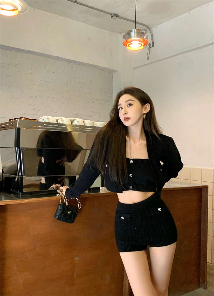 Real sale price Retro small fragrance knitted sweater three-piece cardigan tube top shorts suit