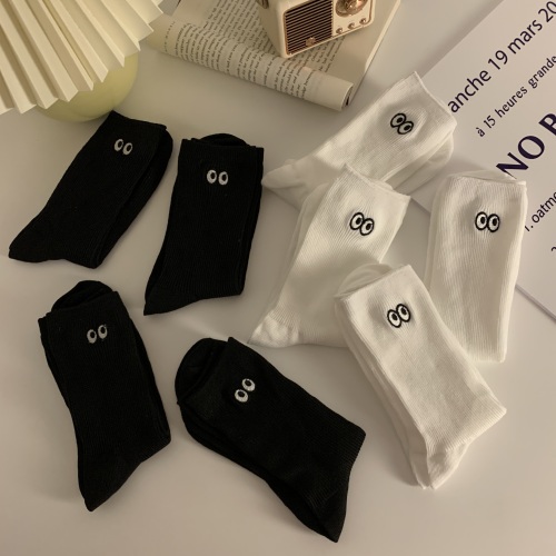 Real shooting real price cartoon embroidery small eyes socks couple girlfriends sports socks 4 pairs