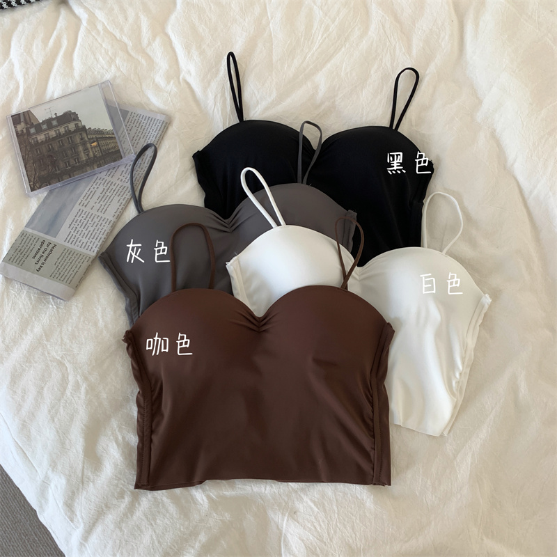 Real shooting in autumn, women wear sports suspender vest, slim fit, beautiful back, rag top and wrap chest outside