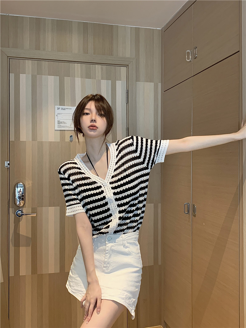Real shooting, real price, neck hanging, slim fitting, outside wearing vest, small suspender + hollow out V-neck short sleeve knitted cardigan