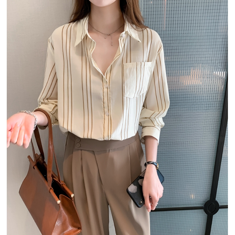 Retro Hong Kong style vertical stripe shirt women's spring 2022 new design sense of minority fashion net red fried Street folding shirt