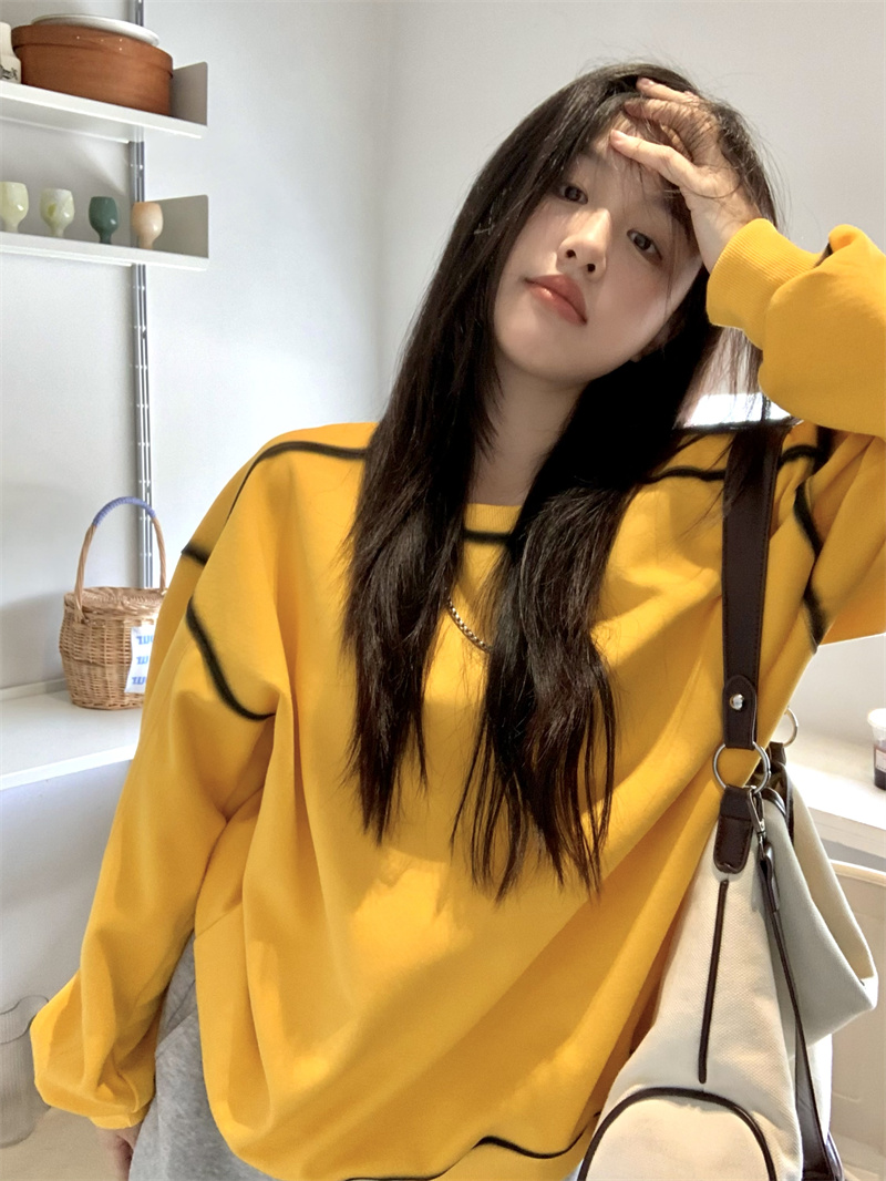 Real shot of Qiudong's new contrasting color tie-dye round neck sweatshirt for women, loose pullover long-sleeved top with design