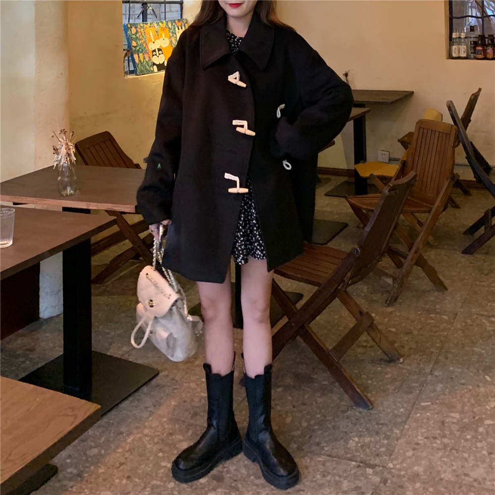 Autumn and winter Korean version loose temperament horn button woolen coat small medium long black woolen coat women