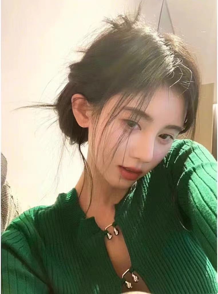Hollow out top female design sense short hot girl chic pure desire sexy mind niche spring knitted cardigan