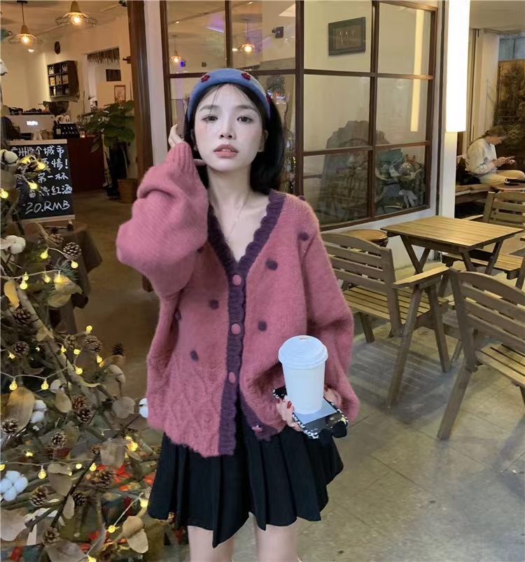 South Korea's Xiaoxiangfeng lace V-neck sweater spring new style contrast color outer wear foreign style age-reducing long-sleeved knitted cardigan women