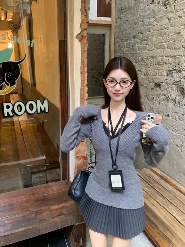 Korean autumn and winter new women's clothing, lazy, soft and waxy white sweater, loose pullover, small fresh V-neck sweater