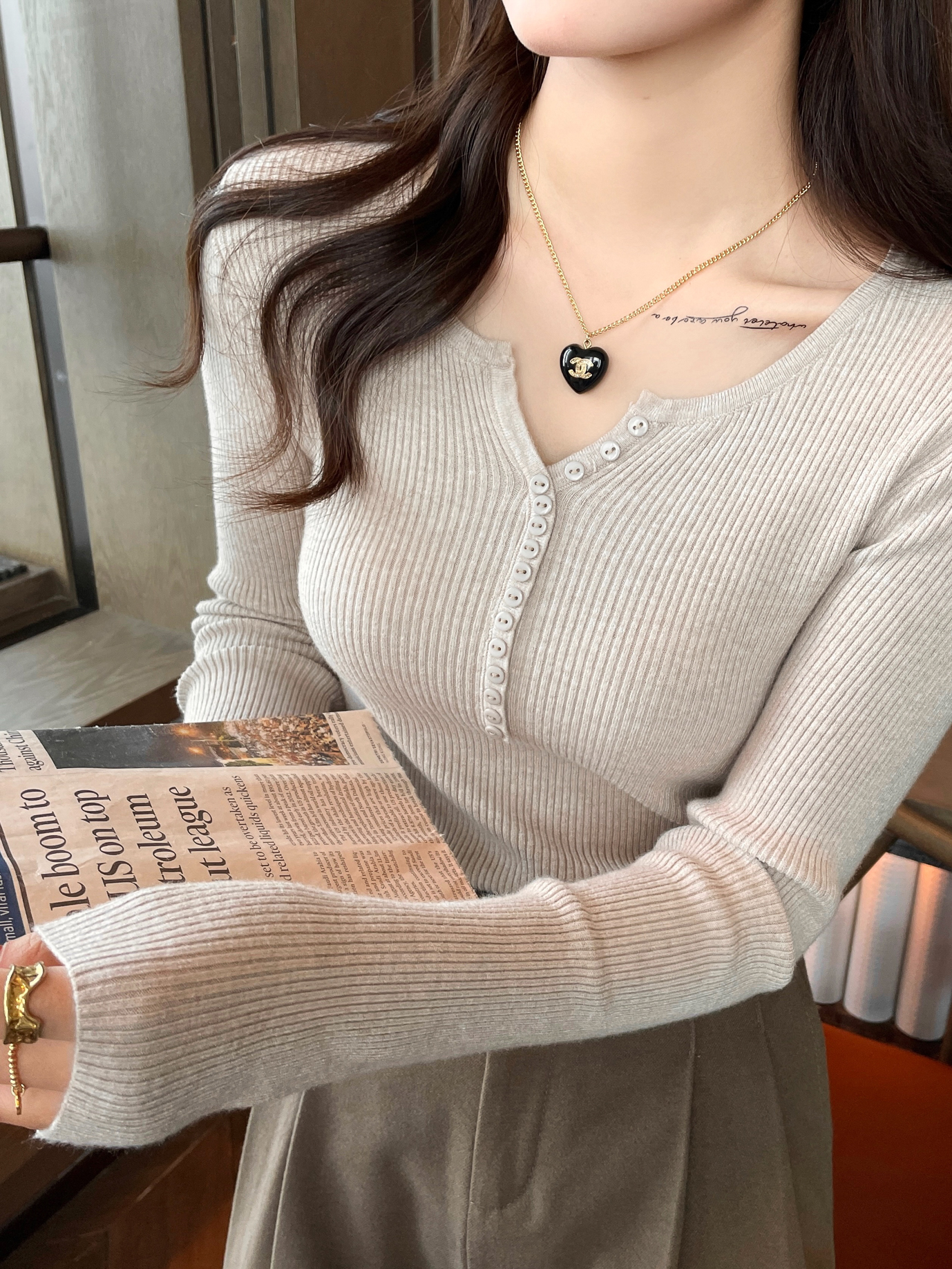 Knitted Underwear for Women, Fashionable and Thin 2024 New Autumn Gray V-Neck Slim Fit Sweater for Early Autumn 