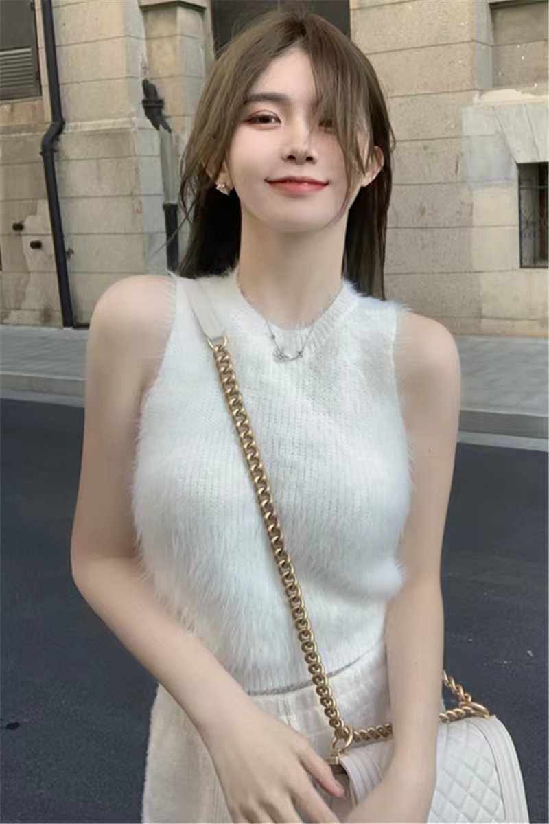 Sleeveless hot girl wears grey vest inside ladies summer short suspenders sexy plush bottoming shirt top
