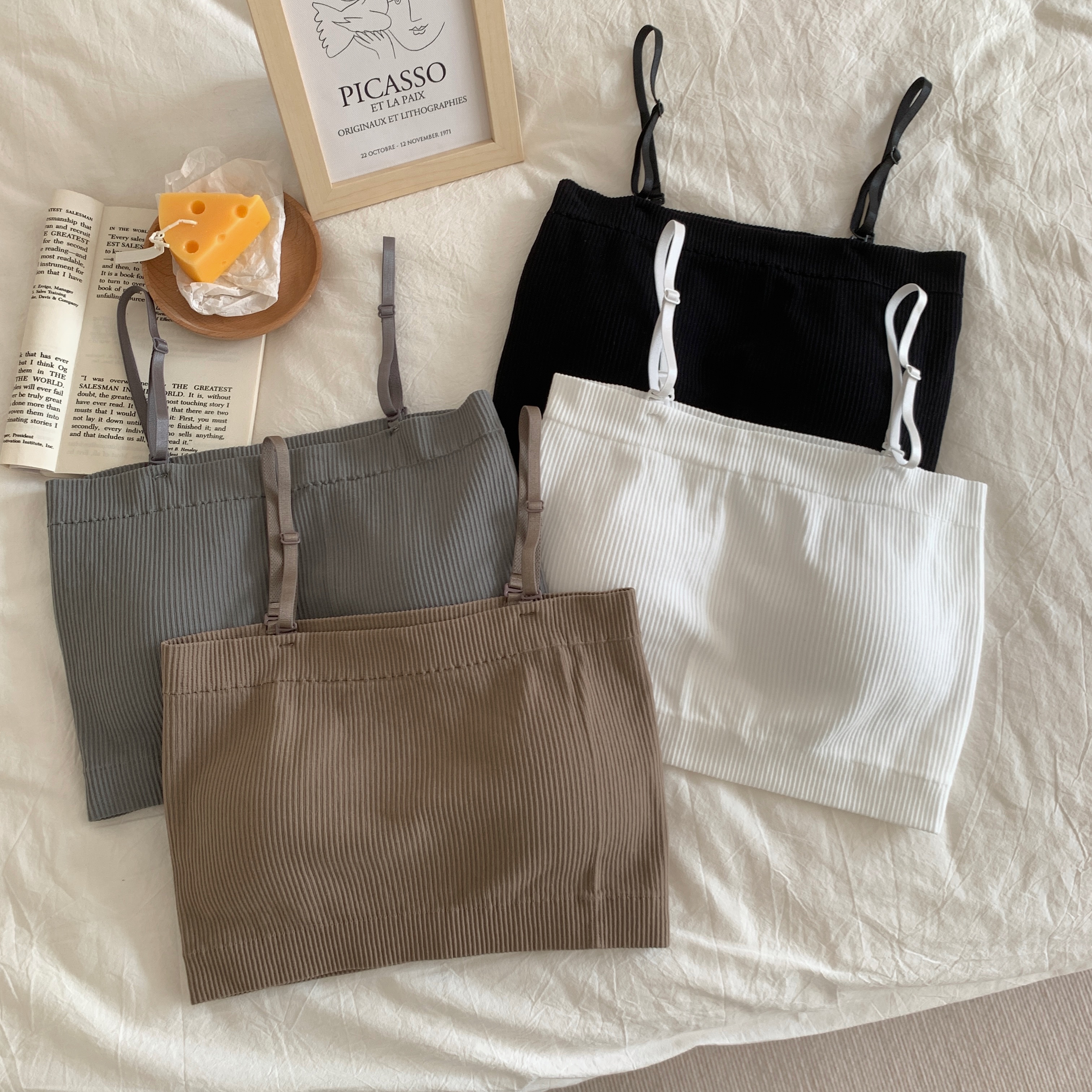 The new real price and real shooting small suspender vest Korean version is slim and thin. It's worn on the outside with a backing and a bra top