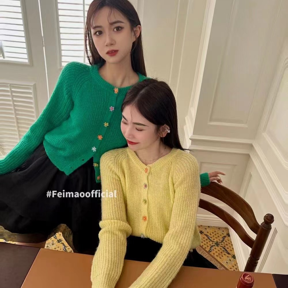 2022 autumn Korean version of the round neck flower button long-sleeved knitted sweater design niche cardigan jacket women