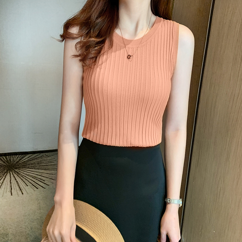 White suspender vest women's short style with round neck bottoming shirt inside. It's versatile in summer. It's a foreign style sleeveless knitted top to wear outside