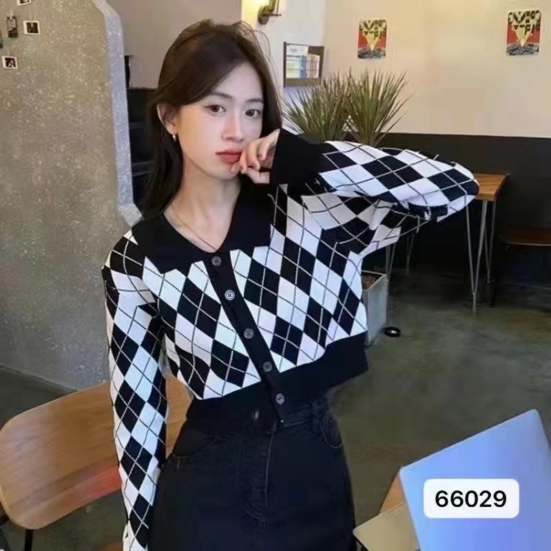 Polo neck sweater women's long sleeve diamond Plaid autumn 2021 new cardigan coat short chessboard Plaid top