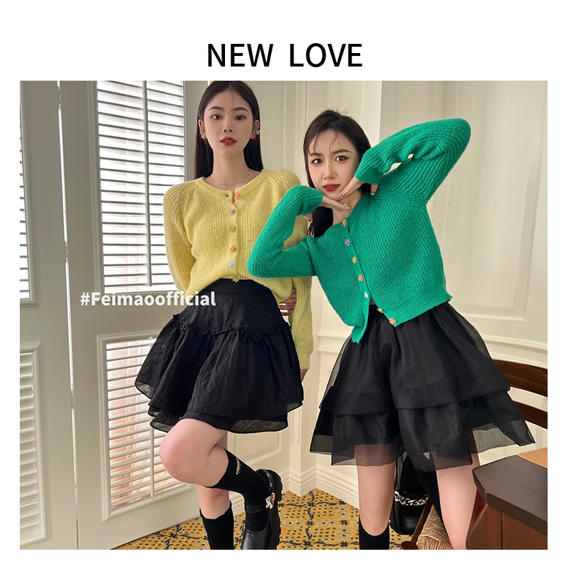 2022 autumn Korean version of the round neck single row design long sleeve knitted sweater design sense niche cardigan jacket women
