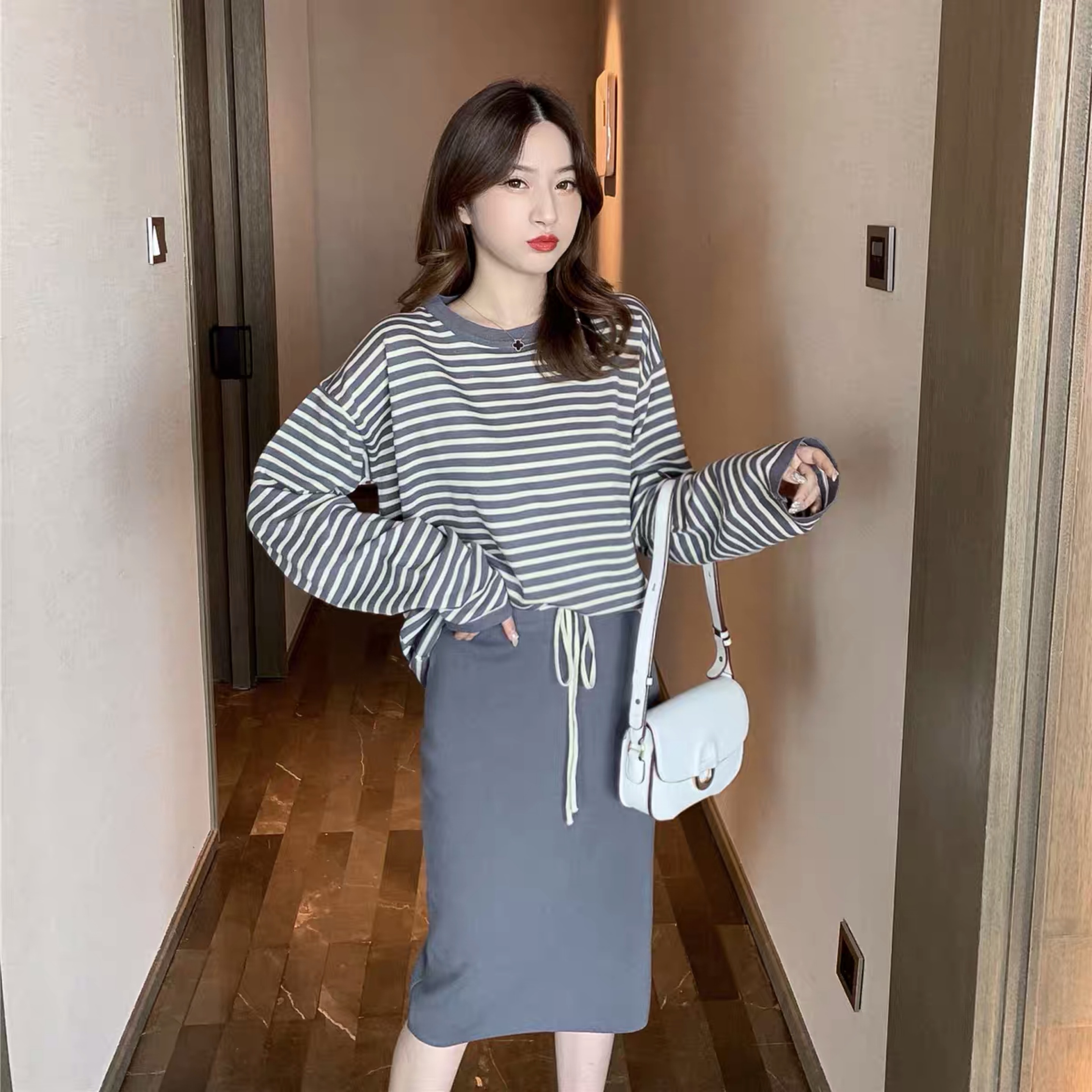 2022 autumn new Korean version of the Internet celebrity gas to reduce age and thin casual striped knitted sweater skirt suit
