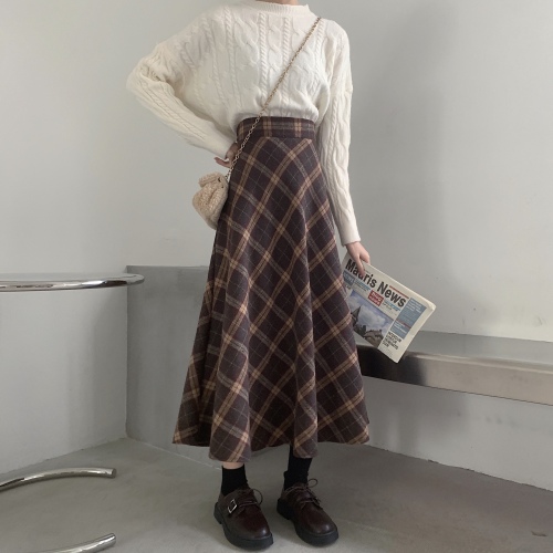 Large size crotch-covering woolen skirt for autumn mid-length fat girl looks slim A-line plaid skirt