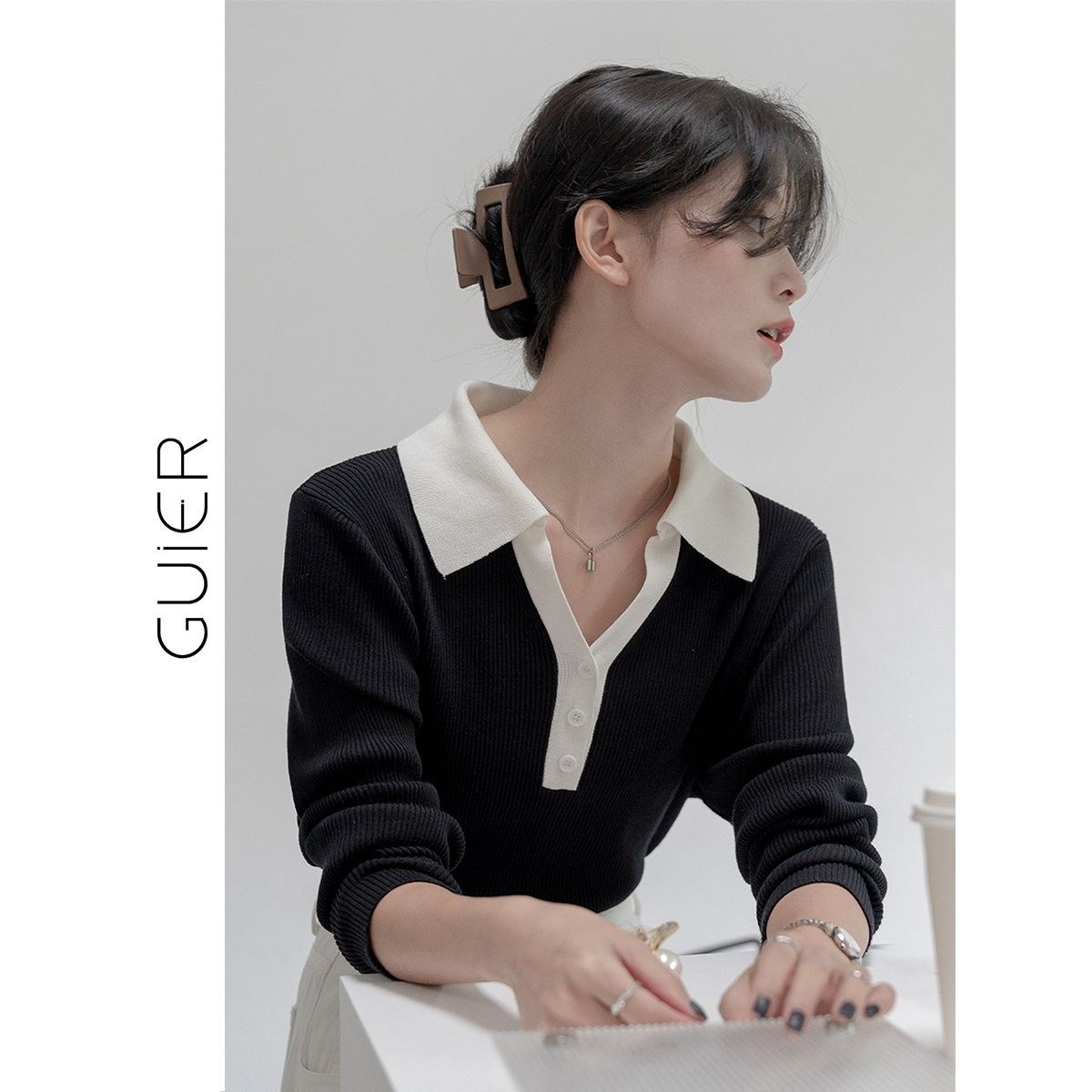 In the early spring of 2023, the Korean version of the college style has a lapel, a half-open chest, a contrasting color, and long sleeves.