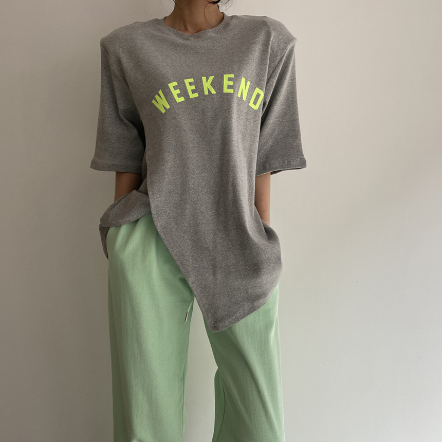 Shoulder pad side slit lettering T-shirt