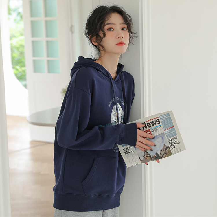 Actual shooting of the new Korean hooded casual sweater in autumn and winter 2021 female Hong Kong chic age reduced student fashion sweater