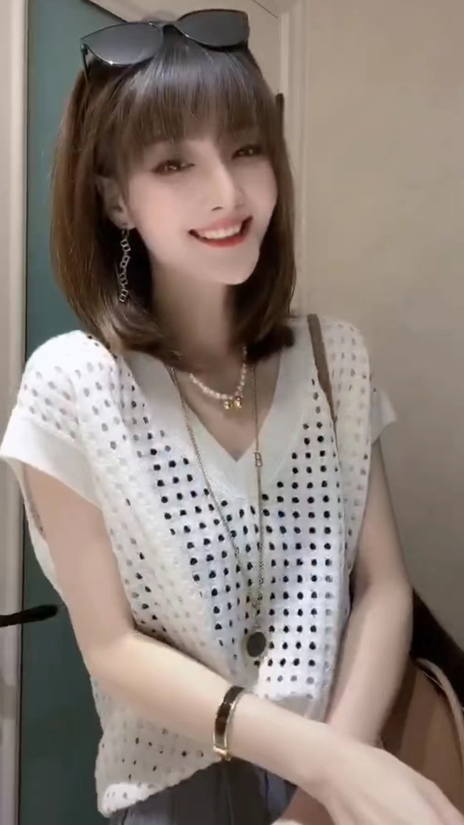 The same fashion V-neck knitted top of hanyue family in summer 2022