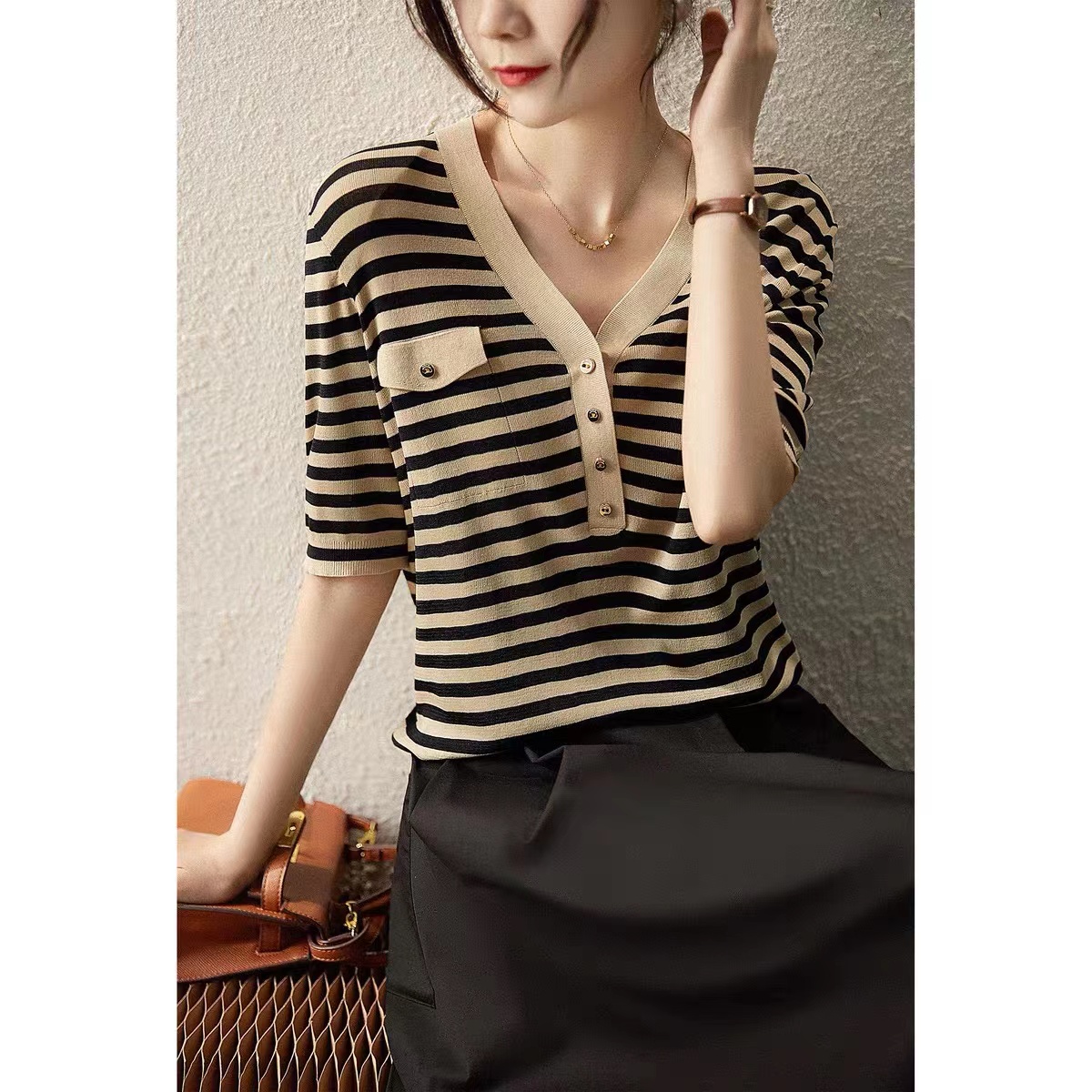 Spring and summer English style slimming and good V-neck short sleeve T-shirt stretch striped sweater