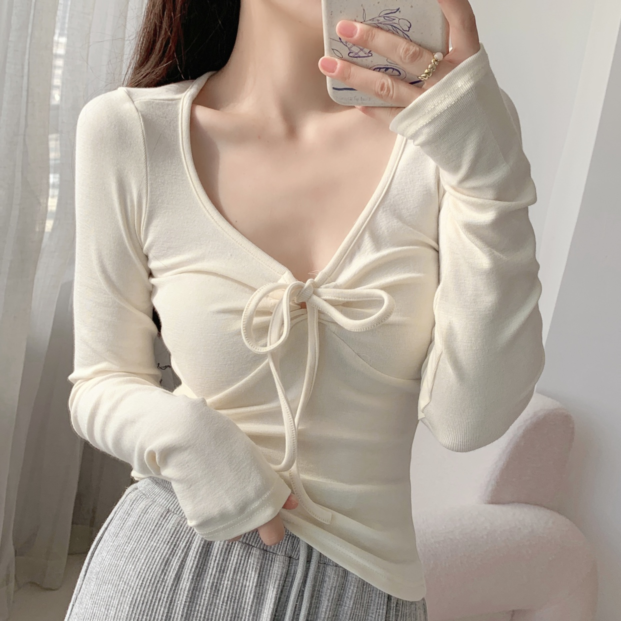 The inner wear is unique and gentle Korean style pure desire hot girl spring and autumn V-neck strap long-sleeved T-shirt bottoming shirt