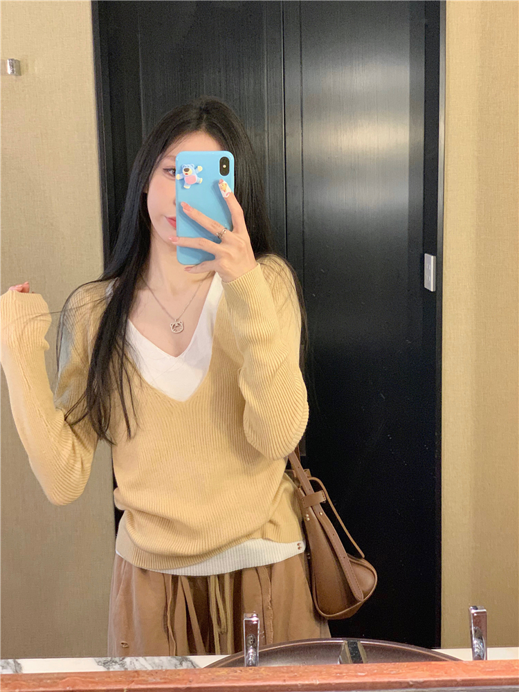Fake two-piece stitching long-sleeved knitted sweater women's autumn 2022 new gentle style v-neck design slim top