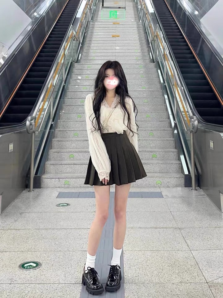 In early autumn, you can wear a Western-style, salty or sweet, high-end, very fairy lace shirt, pleated skirt, two-piece suit