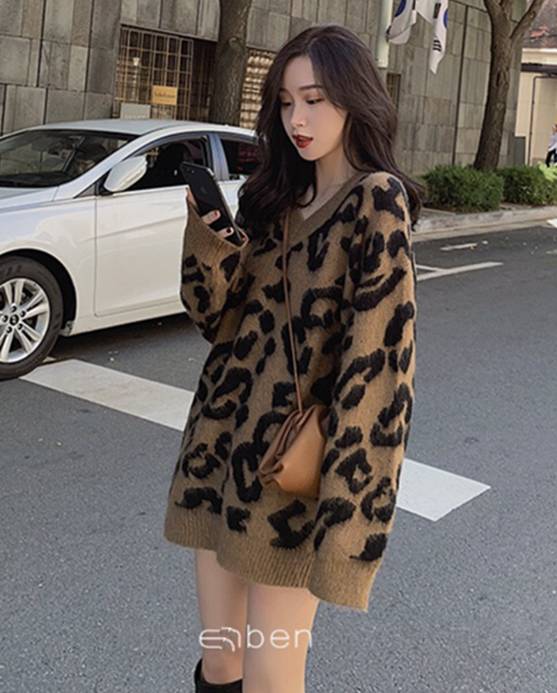 Leopard print V-neck sweater for women, autumn and winter Korean style lazy style loose slimming mid-length contrast color outer top