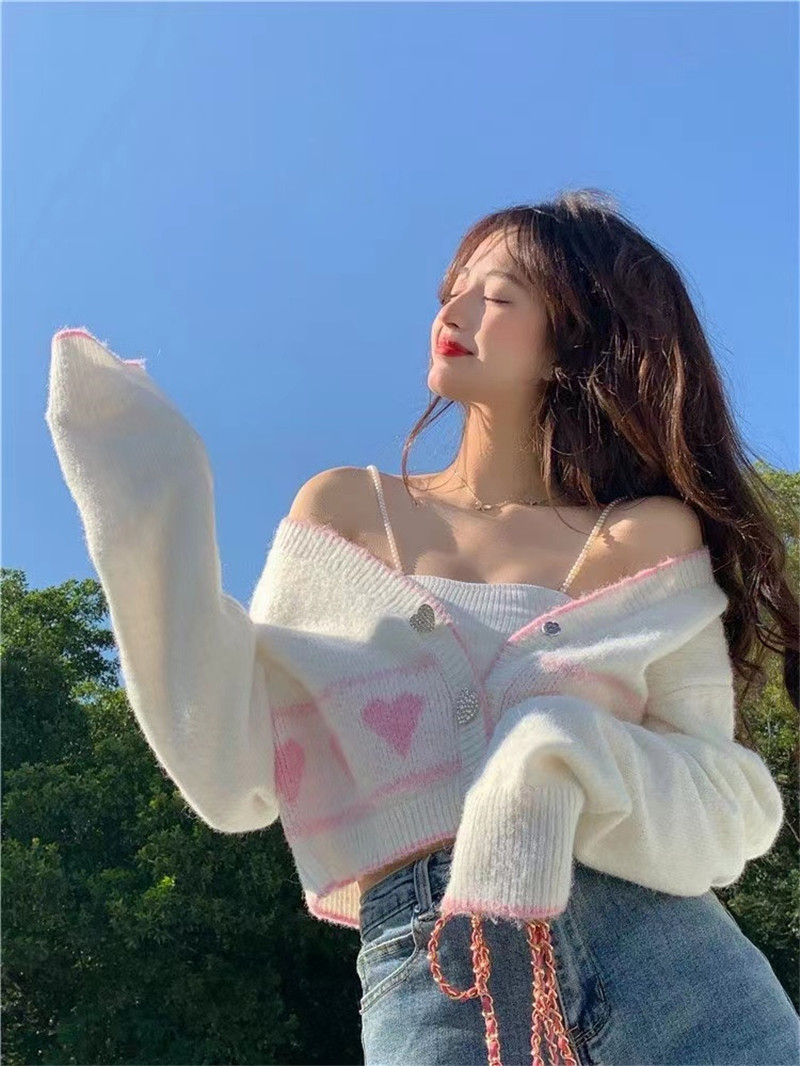 Xiaoyu sister cheese sweetheart new short sweater cardigan women's love sweater V collar flower buckle