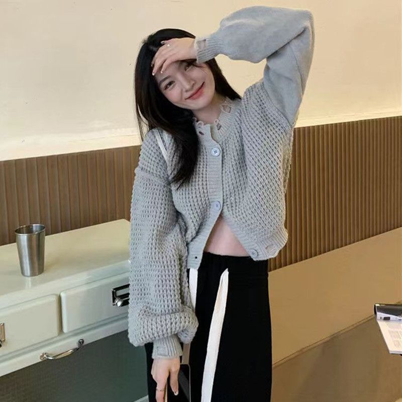 Sweater women's autumn temperament all-match coat 2022 new Korean version design sense lantern sleeves ripped short top