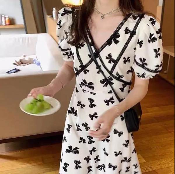 Official figure real price has inner bow and bubble sleeve dress, female Xia Xiaozhong V-neck, waist closing and thin long skirt