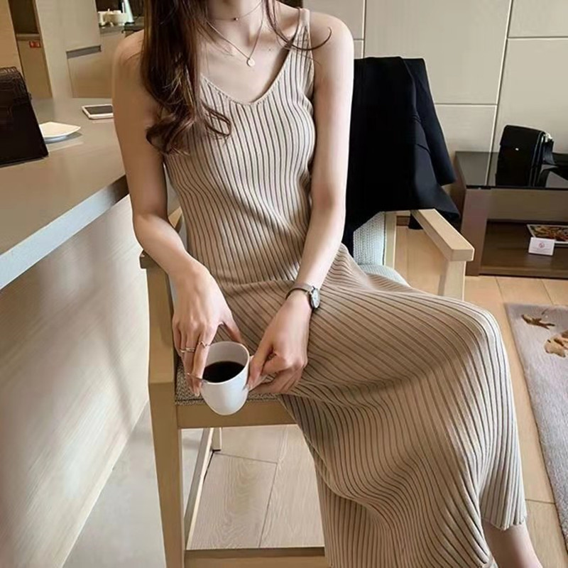 New style suspender dress shows spring and autumn temperament, thin knitted vest skirt, medium length black with bottom skirt