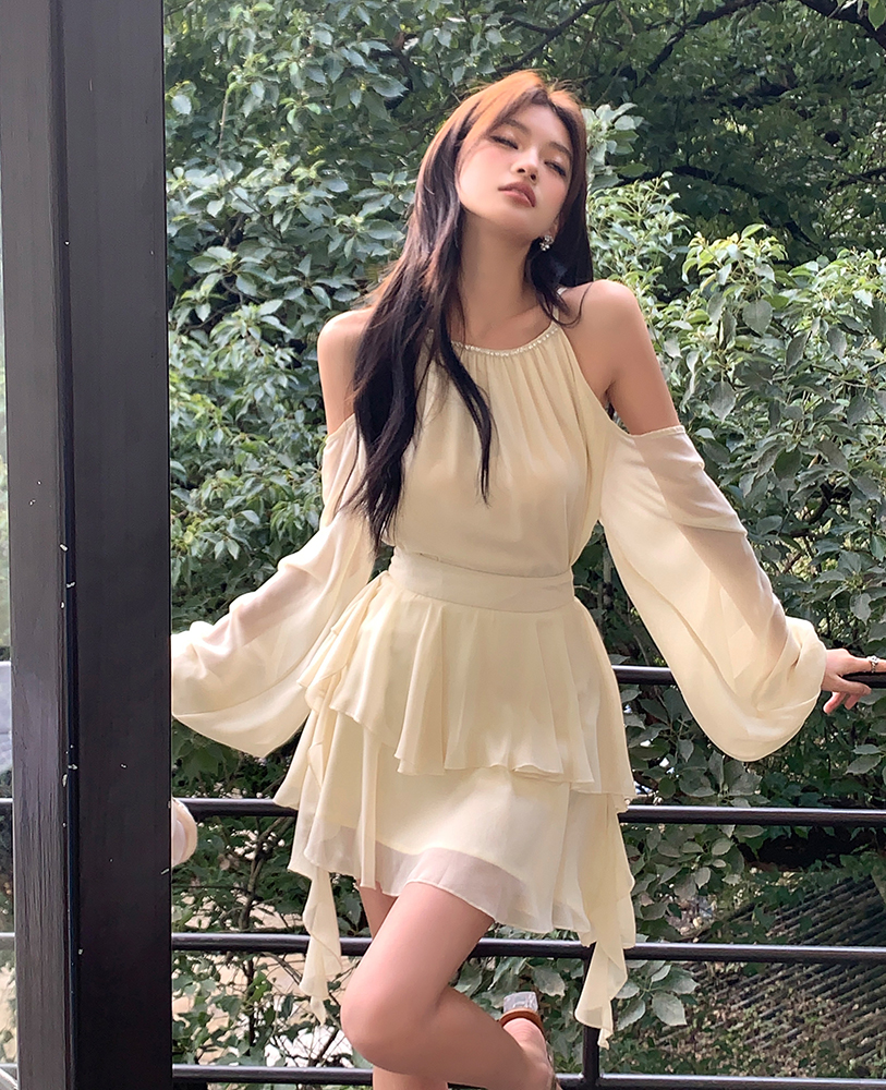 Control price 96 real shot 2023 spring and summer new apricot-colored halter neck off-the-shoulder top waist suit women's short skirt two-piece set