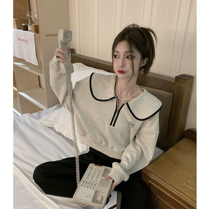 Doll collar sweater women's autumn 2022 new French niche design sense color matching loose short long-sleeved top