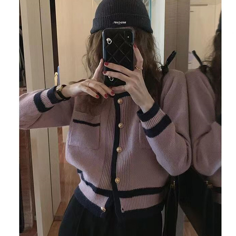 Xiaoxiangfeng contrast color round neck sweater jacket women's 2022 Korean version new style gentle long sleeved knitted cardigan