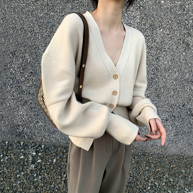 Da Li studio 2022 loose outer sweater women's V-neck fashionable soft waxy knitted cardigan with wide shoulders and short waist