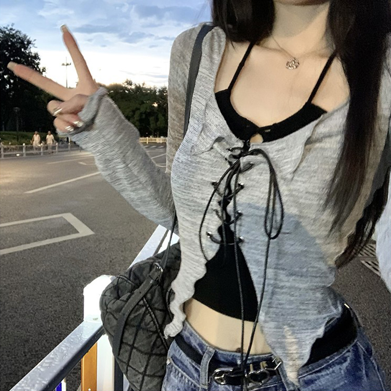 Spicy careful machine suspenders + outer cardigan women's early autumn thin section sweet and spicy design sense two-piece set