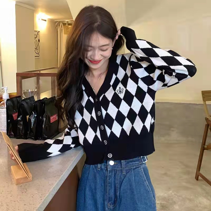 Chessboard grid college style black and white diamond grid age reducing inner layer with thin knitted cardigan