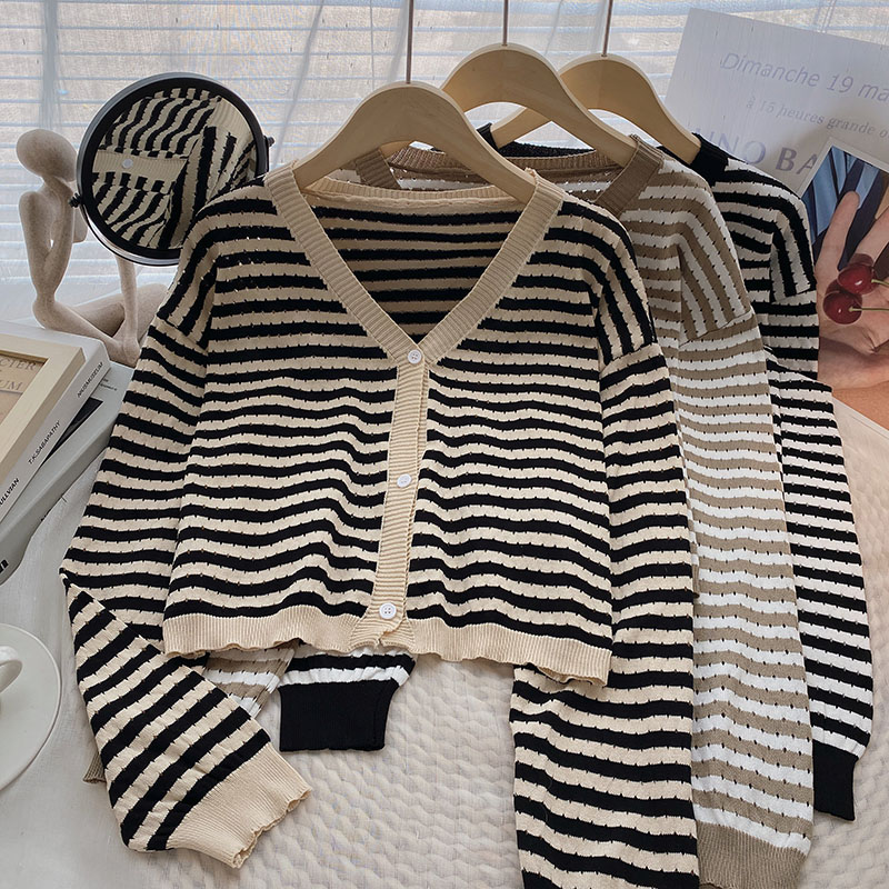 2022 early autumn Korean version retro wild loose V-neck striped single-breasted long-sleeved short knitted cardigan top