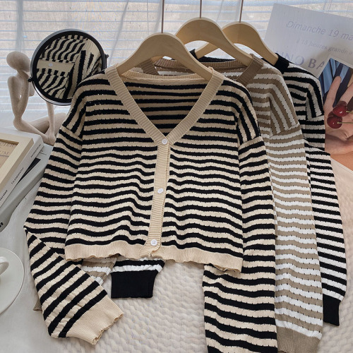  early autumn Korean version retro wild loose V-neck striped single-breasted long-sleeved short knitted cardigan top