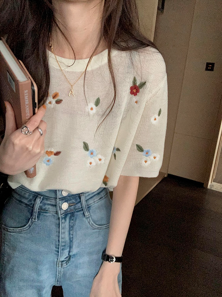 Embroidered floret short sleeved sweater thin Korean loose round neck short top 2022 new women's spring