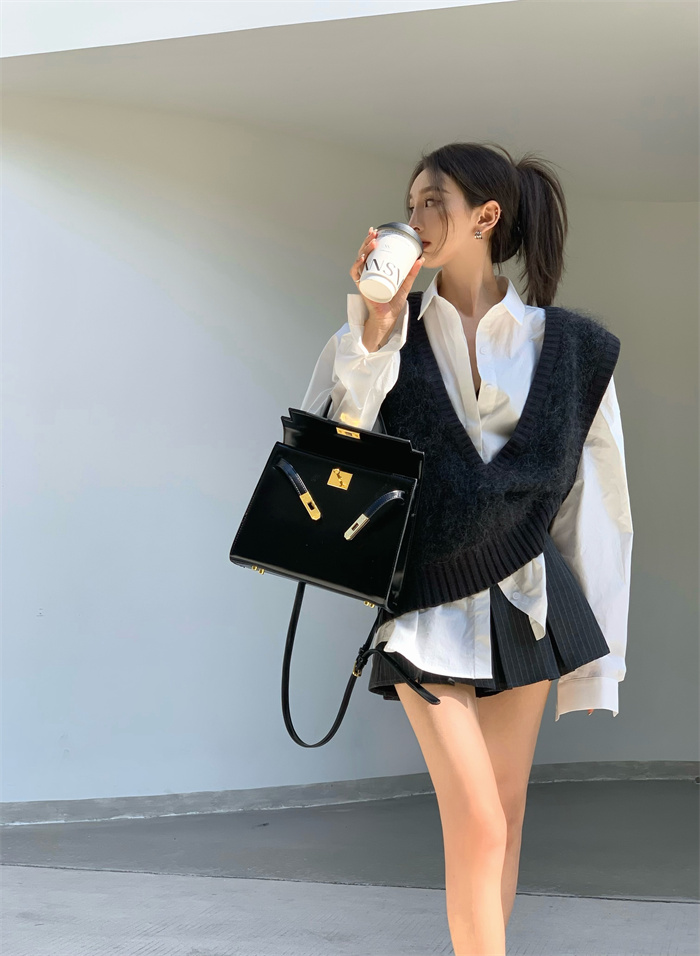 Real price real price Korean version of Hong Kong flavor new three-piece suit knitted sweater vest + versatile shirt + retro pleated skirt