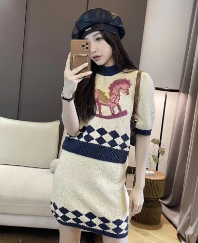 2023 Spring New Retro Slender Trojan Horse Embroidered Short Section Contrasting Color Round Neck Short-sleeved Knitted Sweater Women's Skirt Set