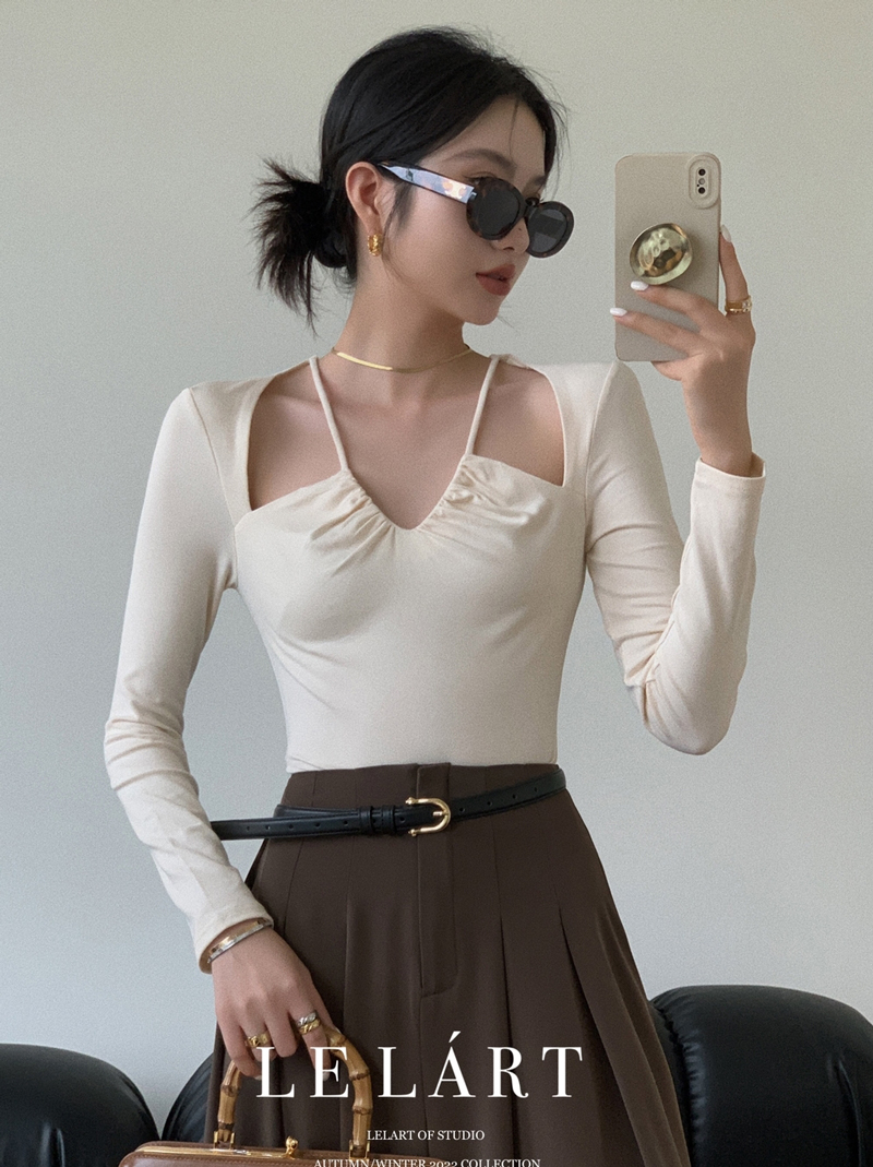 Early autumn design sense hollowed out slim long-sleeved hot girl style T-shirt women's chic top autumn short section bottoming shirt