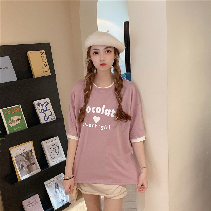 This is a real shot volleyball suit with color matching large short sleeve T-shirt, women's bag collar and good amount of cotton