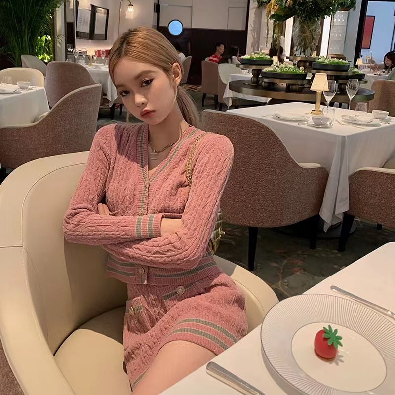 Good morning Fanfan 2022 new early autumn chenille suit women's gentle knitted cardigan bag hip half skirt two-piece set